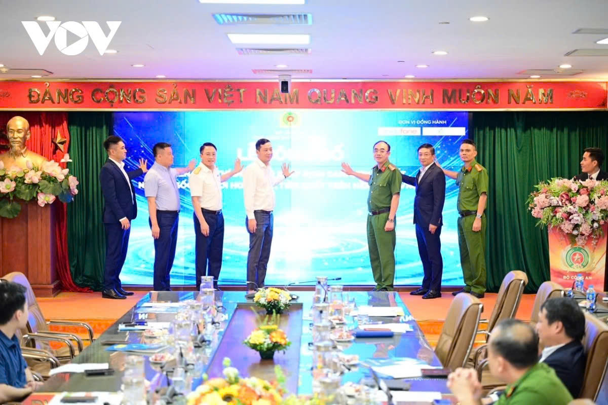 Các đại biểu ấn nút kích hoạt (Ảnh: Trọng Phú)