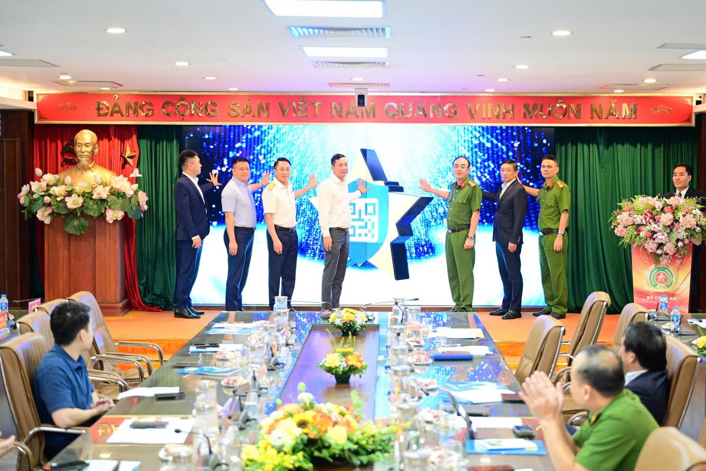 Các đại biểu bấm nút công bố triển khai thí điểm Giải pháp định danh, truy xuất nguồn gốc hoá chất, tiền chất trên nền tảng VNeID
